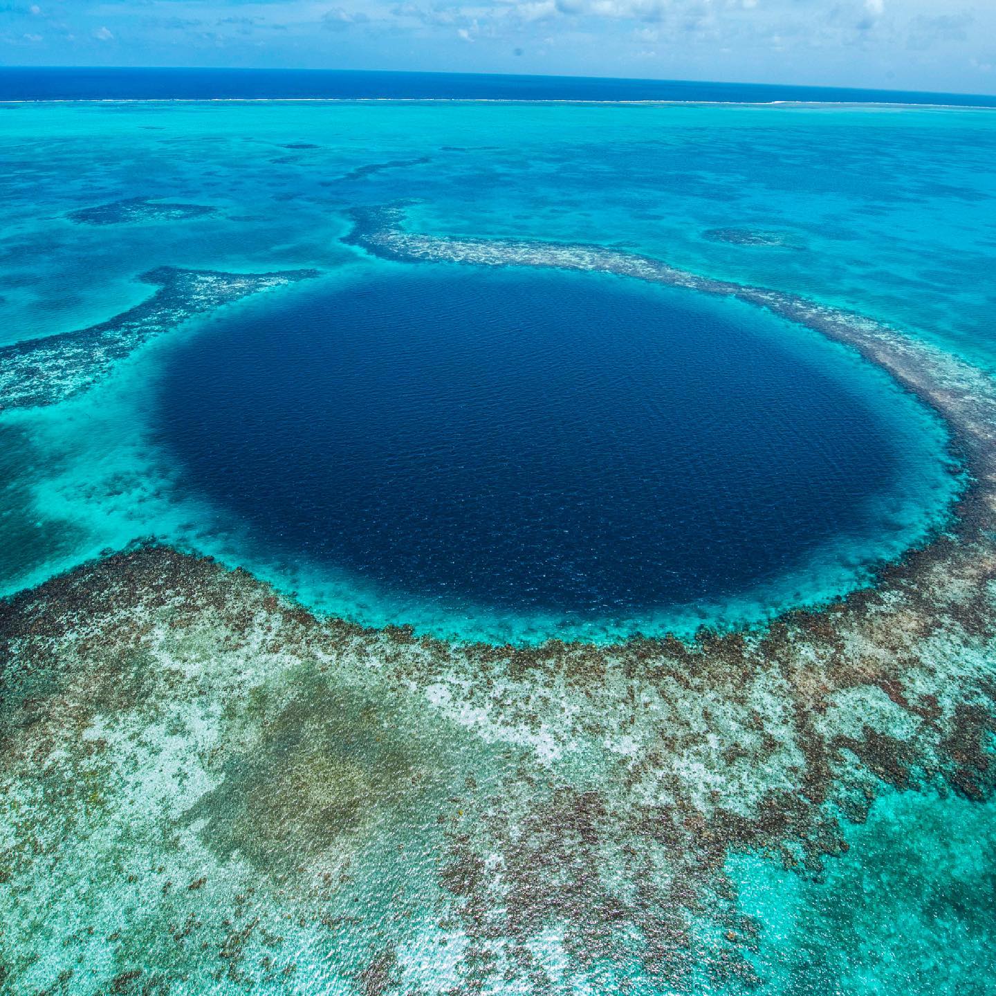 Quer você mergulhe ou testemunhe nosso Grande Buraco Azul de cima, ele nunca decepcionará. Localizado próximo ao centro do Atol do Farol do Recife, o Monumento Natural Buraco Azul pode ser experimentado por uma viagem de um dia de mergulho de barco, embarcação de mergulho ao vivo ou por um passeio aéreo.  Isto está em sua lista de baldes?  #TravelBelize