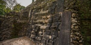 Um close das ruínas maias de Belize