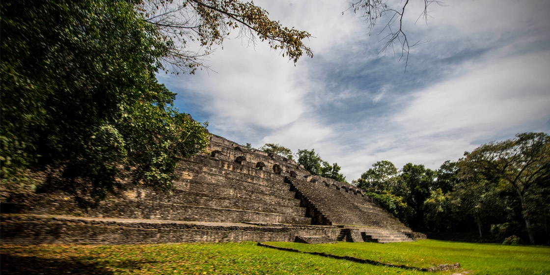Zijaanzicht van de Maya archeologische site Caracol