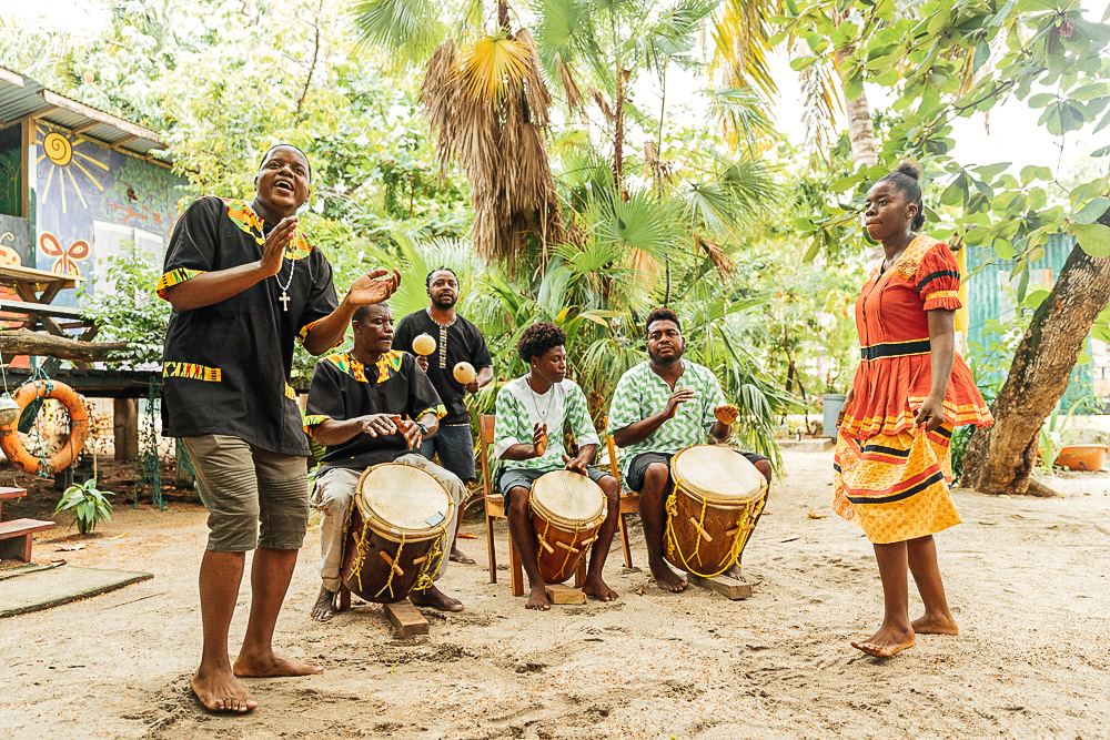 5 razones para visitar Belice en invierno - garifuna