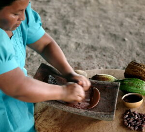 Eine Frau aus Belize stellt Schokolade her