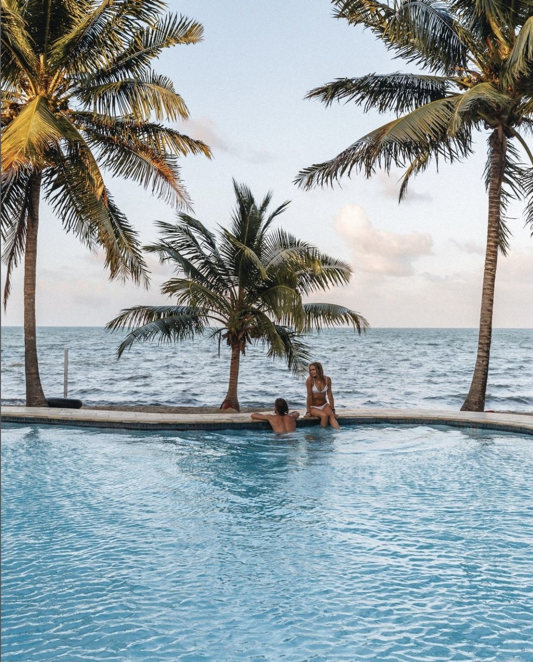 En Belice, la decisión más difícil que puede tener que tomar es tumbarse en la piscina o en la playa. ¿Cuál eliges? #travelbelize????- @almond.beach.resort