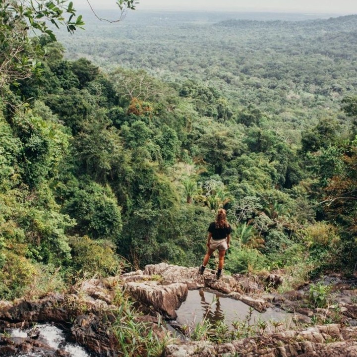 我們今天感覺自己在世界之巔！瀑布和叢林景觀是您在博卡維納國家公園徒步旅行后的獎勵。 你去過嗎？📸 #travelbelize- @crissiedejeu