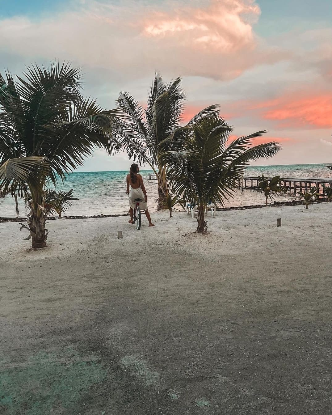 O pôr do sol em Caye Caulker nos lembra de desacelerar e encontrar alegria nas pequenas coisas. #travelbelize ????- @jonasjlarsen