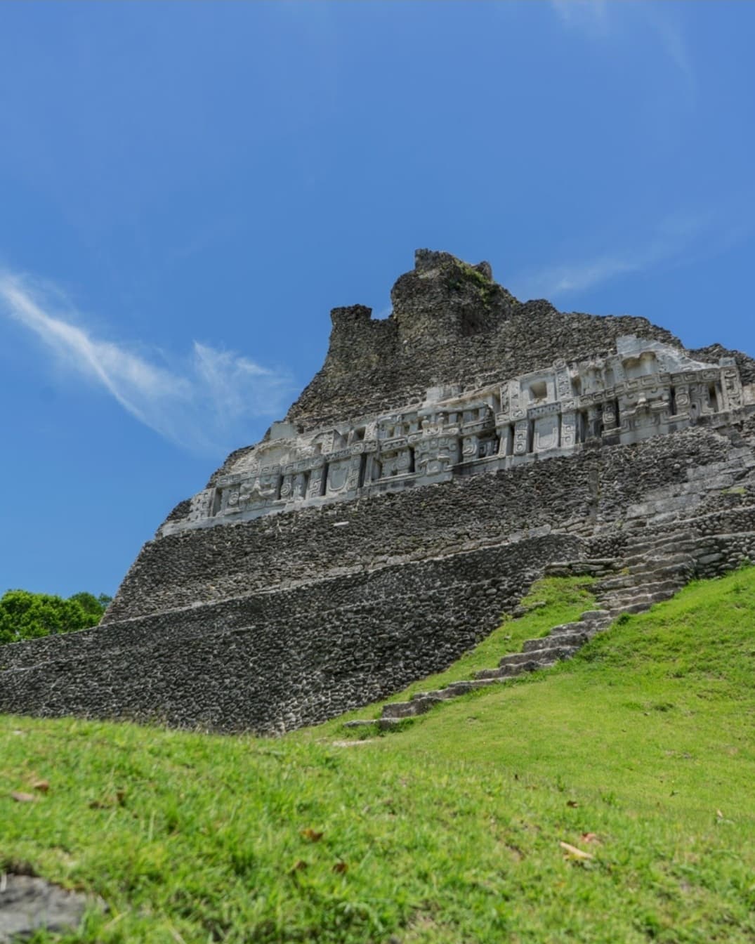 Xunantunich se exibindo hoje em toda a sua glória. #travelbelize????- @larubeya