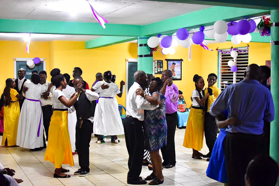 Danser jusqu'à la nouvelle année au grand bal