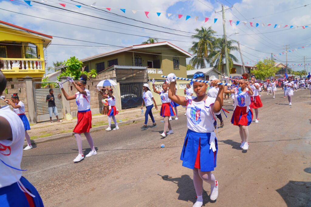 Como Belize comemora 42 anos de independência - Desfile de uniformes