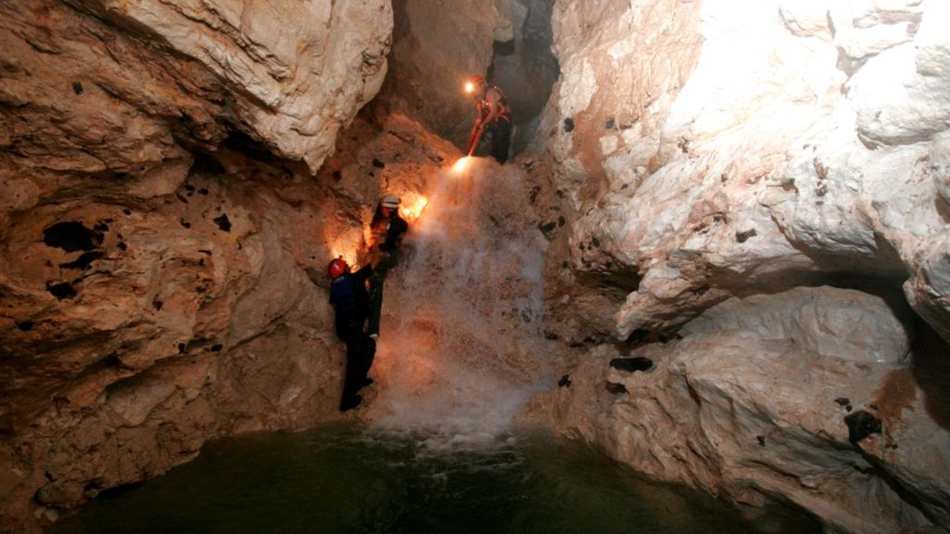 Watervalgrot bij Caves Branch