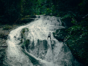 Abseilen von Wasserfällen im Regenwald von Belize