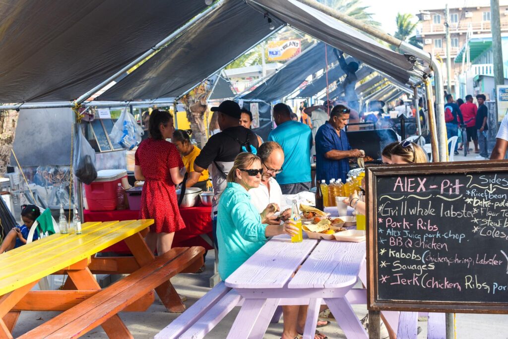 Touristen und Einheimische, die die Hummerfestivals in Belize genießen