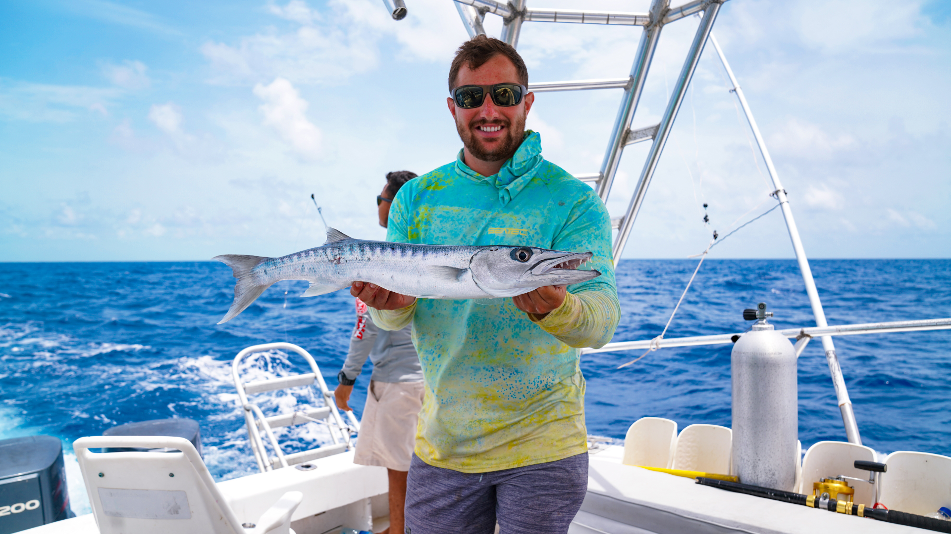 Een barracuda gevangen tijdens het diepzeevissen in het Grand Caribe Deep Sea Classic-vistoernooi