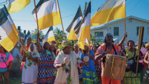 Procissão do povo garifuna em Belize por ocasião do Dia da Colonização Garifuna