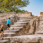 Turistas subindo ao templo em Cerros, no distrito de Corozal, em Belize